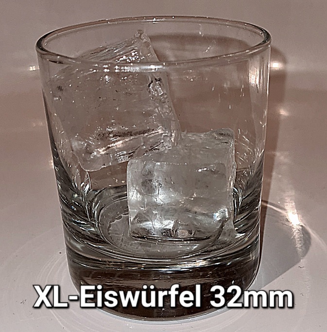 Große Eiswürfel im Whiskyglas